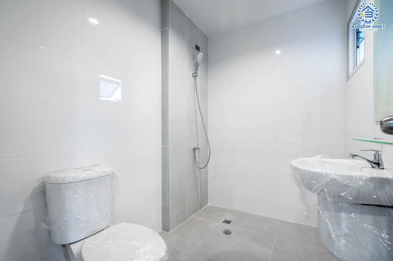 บ้านมือสองตกแต่งใหม่ ม.เศรณีวิลล่า บางใหญ่-กาญจนาภิเษก (บ้านกล้วย-ไทรน้อย) พร้อมทุกการเข้าอยู่ เนื้อที่ 50 ตร.ว. ฟังก์ชันพร้อม 3 ห้องนอน 3 ห้องน้ำ จอดรถได้ 2 คัน บนทำเลคุณภาพ! เชื่อมต่อ ถ.กาญจนาภิเษก ใกล้เซ็นทรัลเวสต์เกต และ รถไฟฟ้า "สถานีคลองบางไผ่"